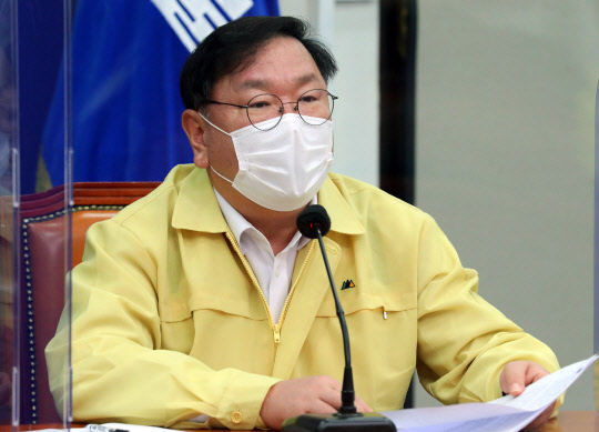 김태년 더불어민주당 원내대표가 26일 서울 여의도 국회에서 열린 최고위원회의에서 발언하고 있다.   [연합뉴스]